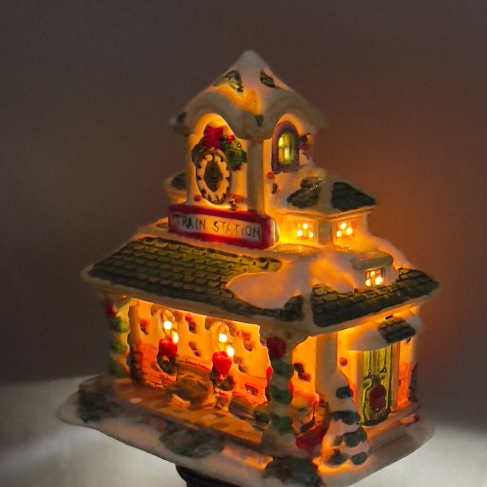 Cobblestone Corners Ceramic Christmas Village Train Station Holiday Decor Y2K